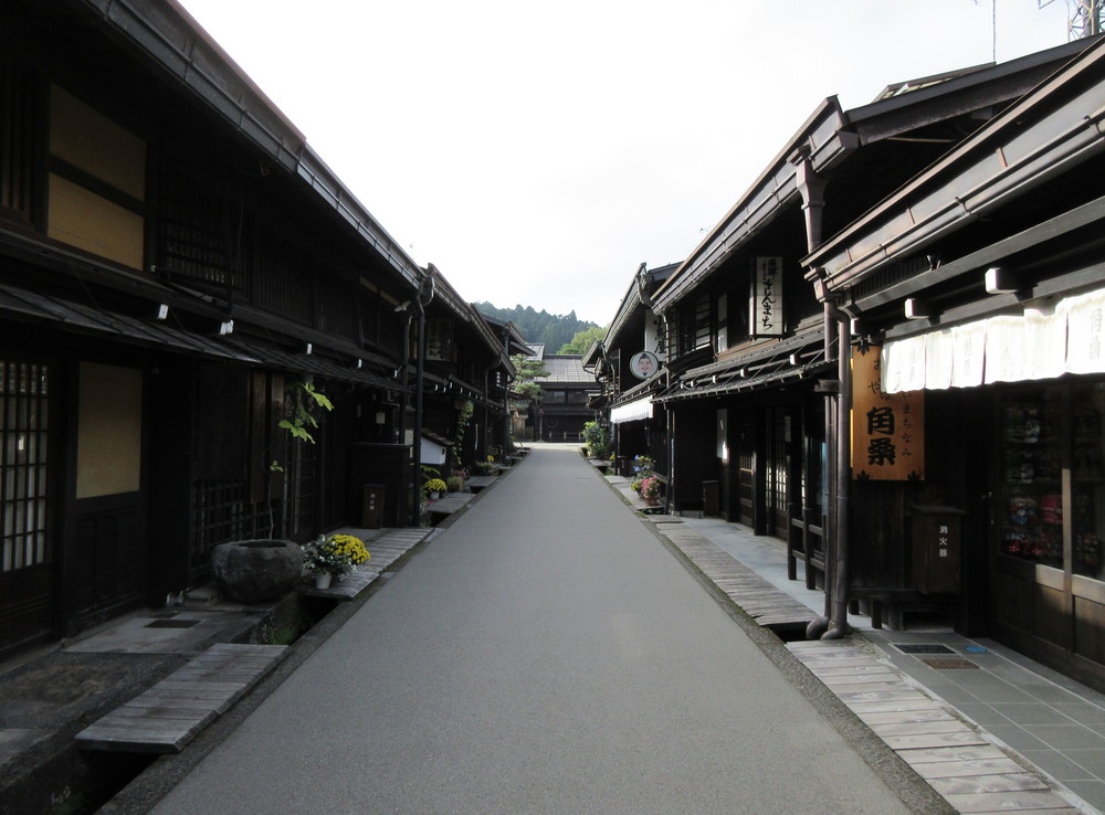 昼間は観光客で賑わいます。ゆっくり町並みを見学したい方は朝早い時間がおすすめです