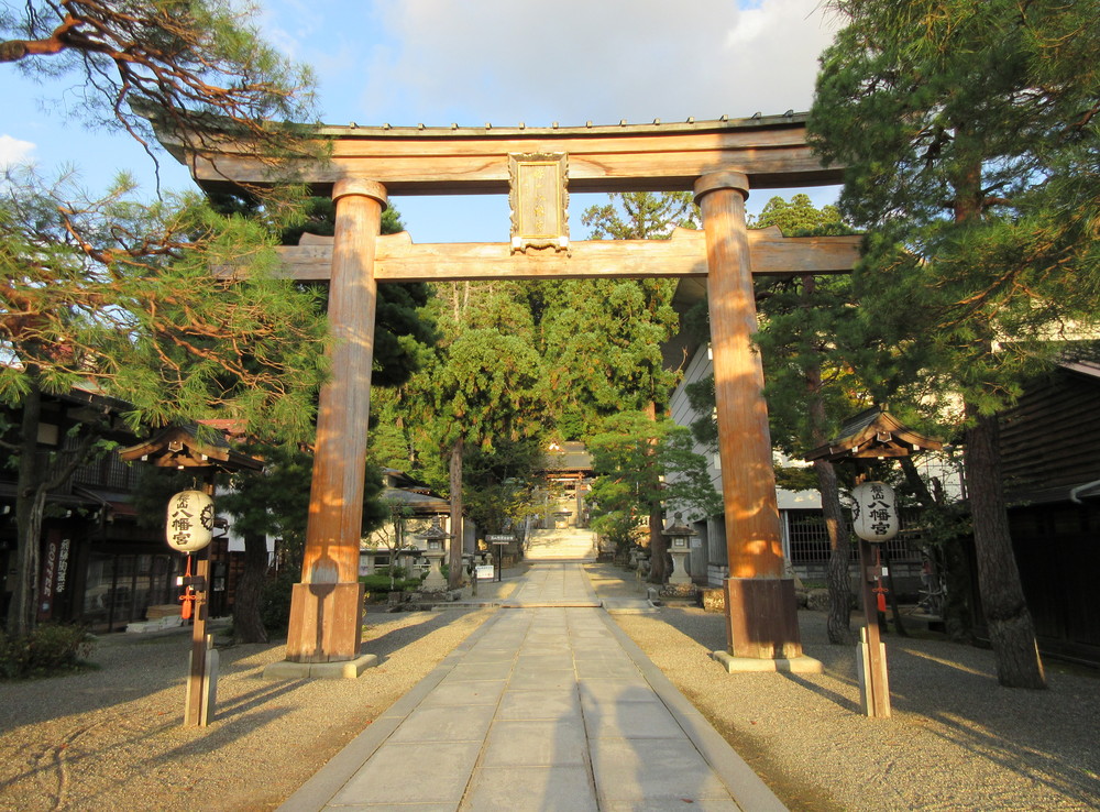 一の鳥居:桧製、高さ10メートル。幅12.2メートルの明神型大鳥居は昭和48年9月完成しました。