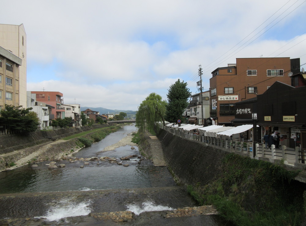 宮川沿いに朝市のテントが並びます。