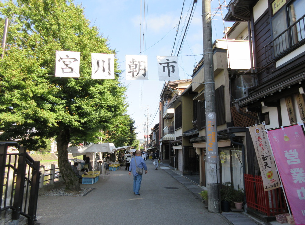 宮川朝市:宮川沿いの屋台のほか、写真右側にも通常のお店が並び賑わっています。